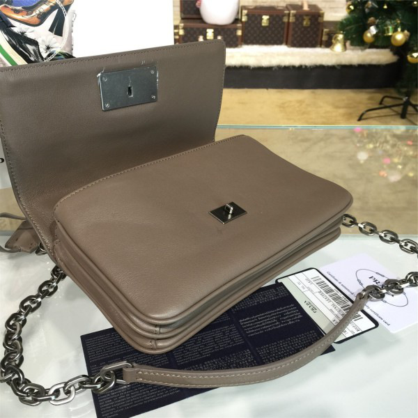 Pra*a metal closure 3908 23.5cm x 4.5cm x 15cm