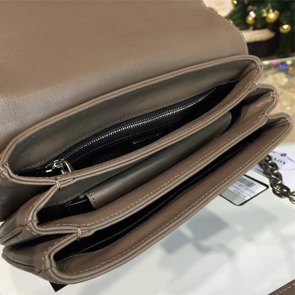 Pra*a metal closure 3908 23.5cm x 4.5cm x 15cm