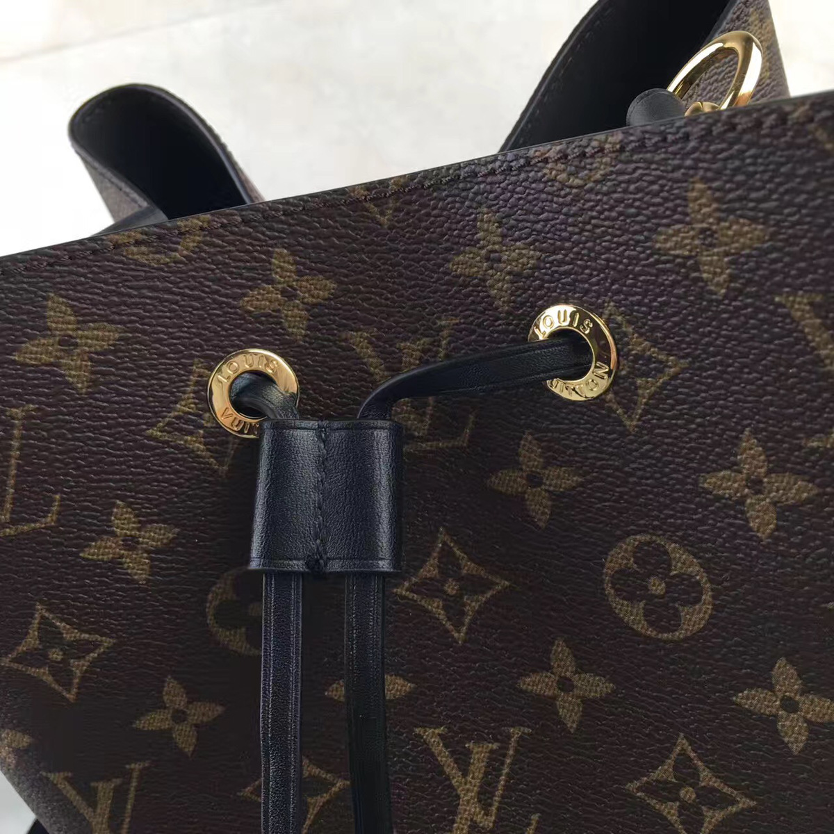 LV trendy bucket bag m44021 26 x 27 x 22
