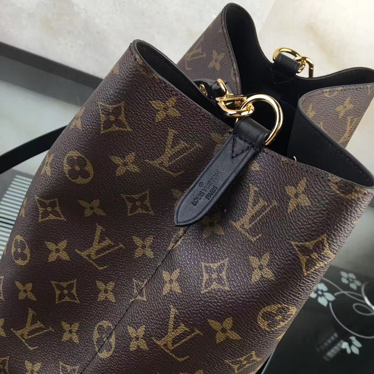 LV trendy bucket bag m44021 26 x 27 x 22