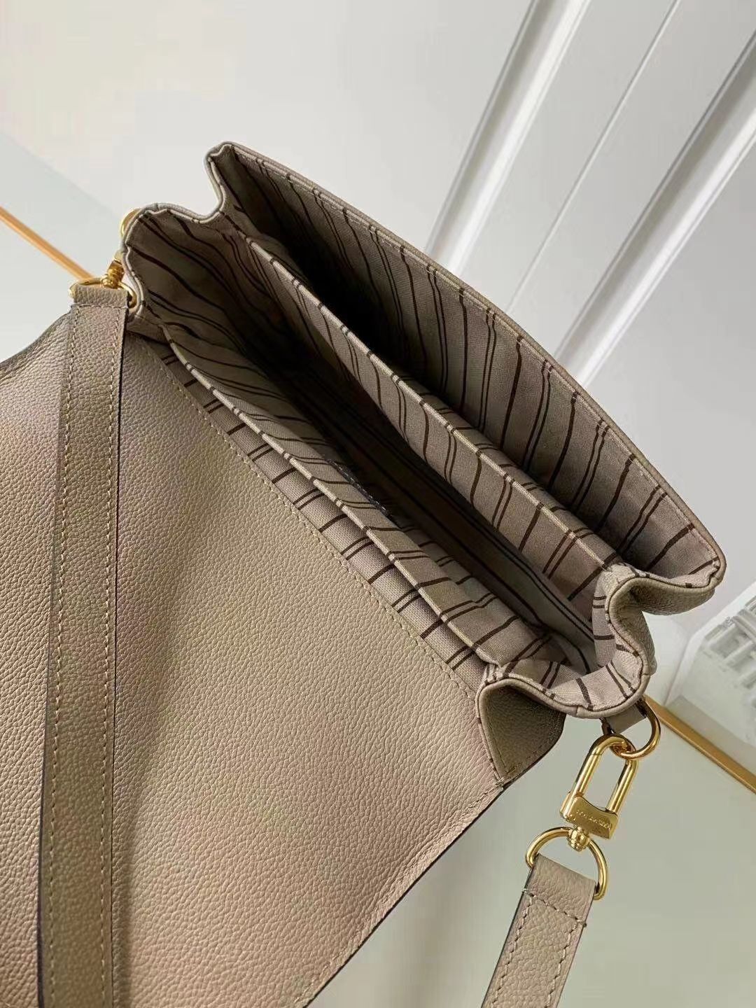 l0vis Vvtt0n message bag 25cm