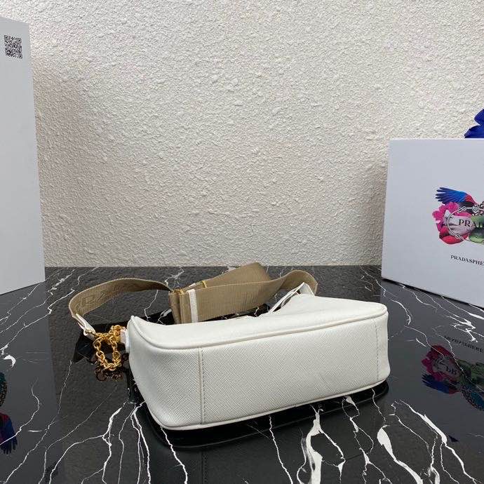 Pra*a hobo white 23*17*6.5cm