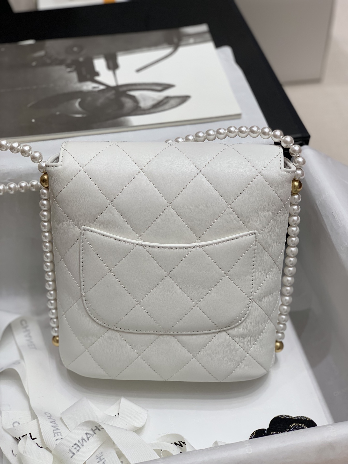 Early spring new series pearl chain bag white 20*19*8cm