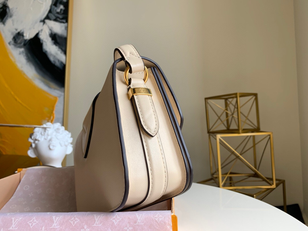 l0vis Vvtt0n lv pont 9 calfskin leather cream m55950 23.0 x 15.0 x 8.0 cm