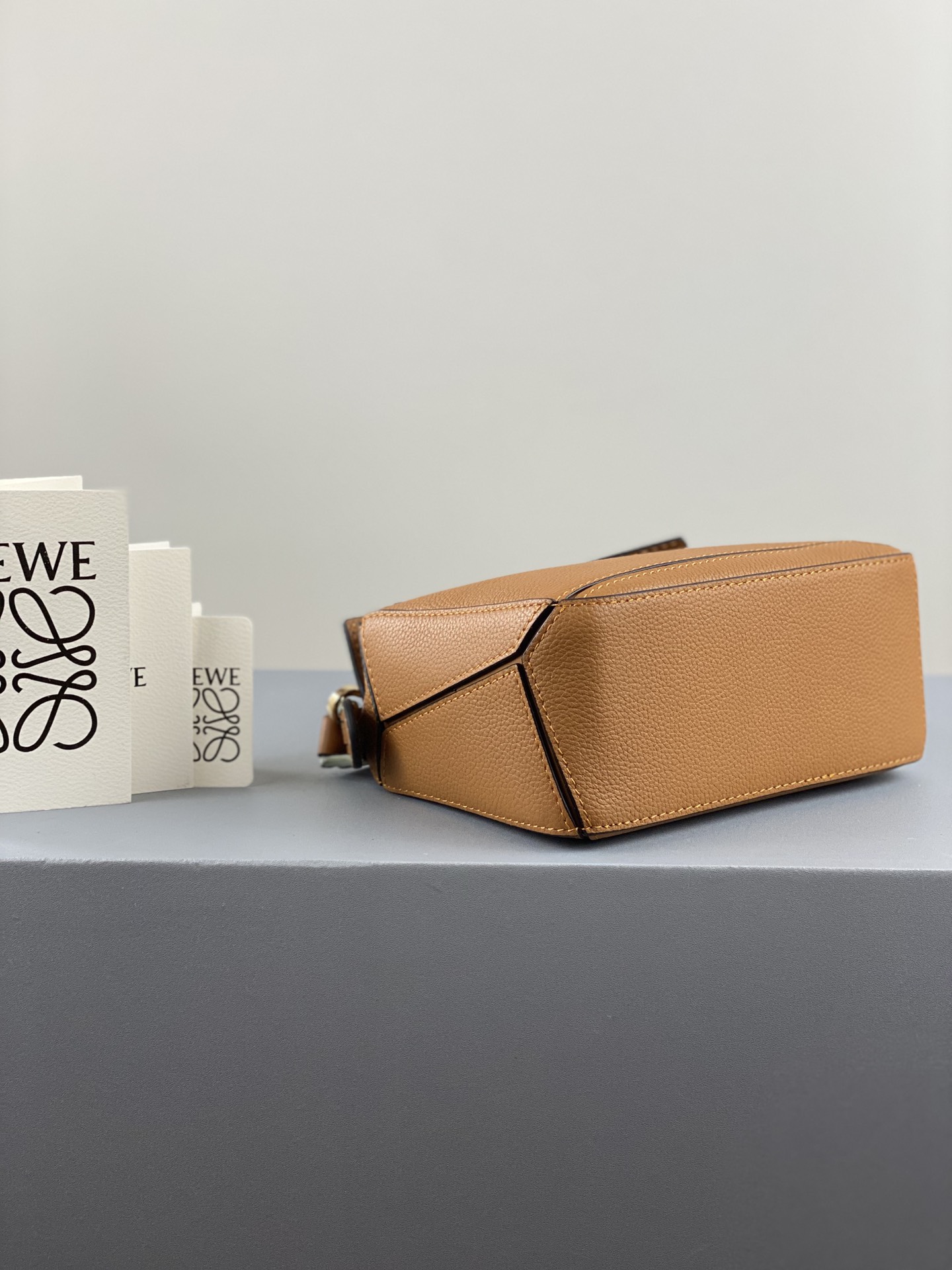 L0ew* mini puzzle bag in classic calfskin tan 322.30.u95 18 x 12.5 x 8 cm