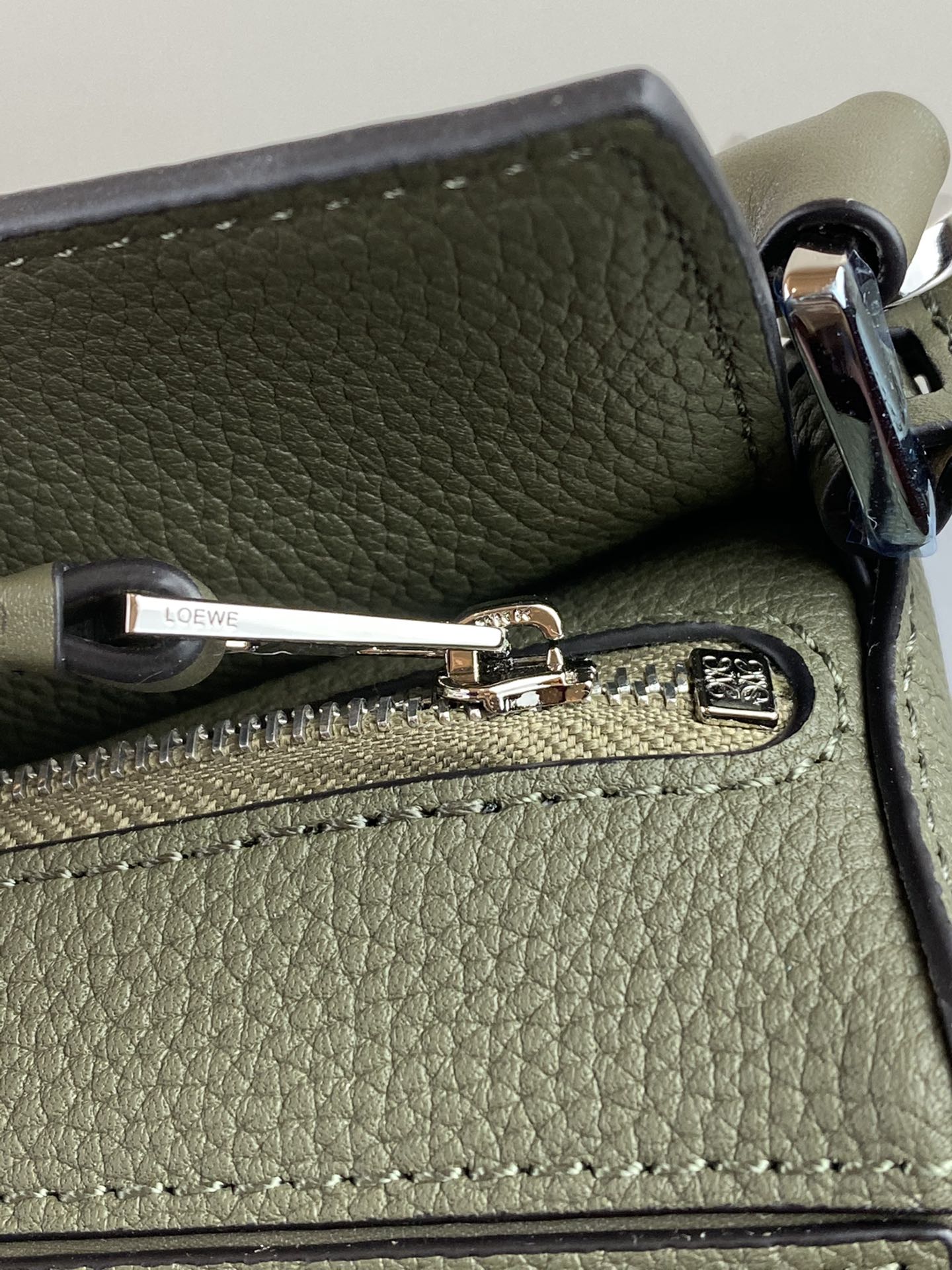 L0ew* mini puzzle bag in classic calfskin khaki green 322.30.u95 18 x 12.5 x 8 cm