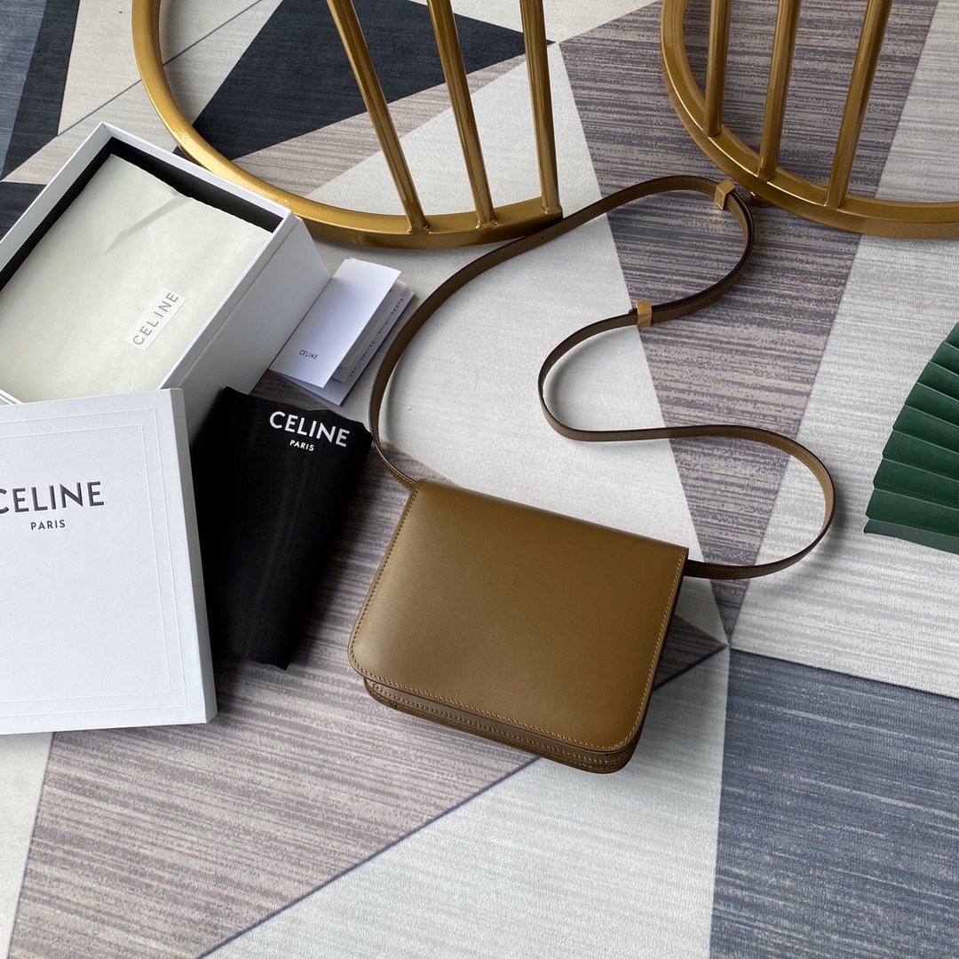 Ce1i*e small classic bag in box calfskin camel  189183dls 18 x 15 x 6 cm