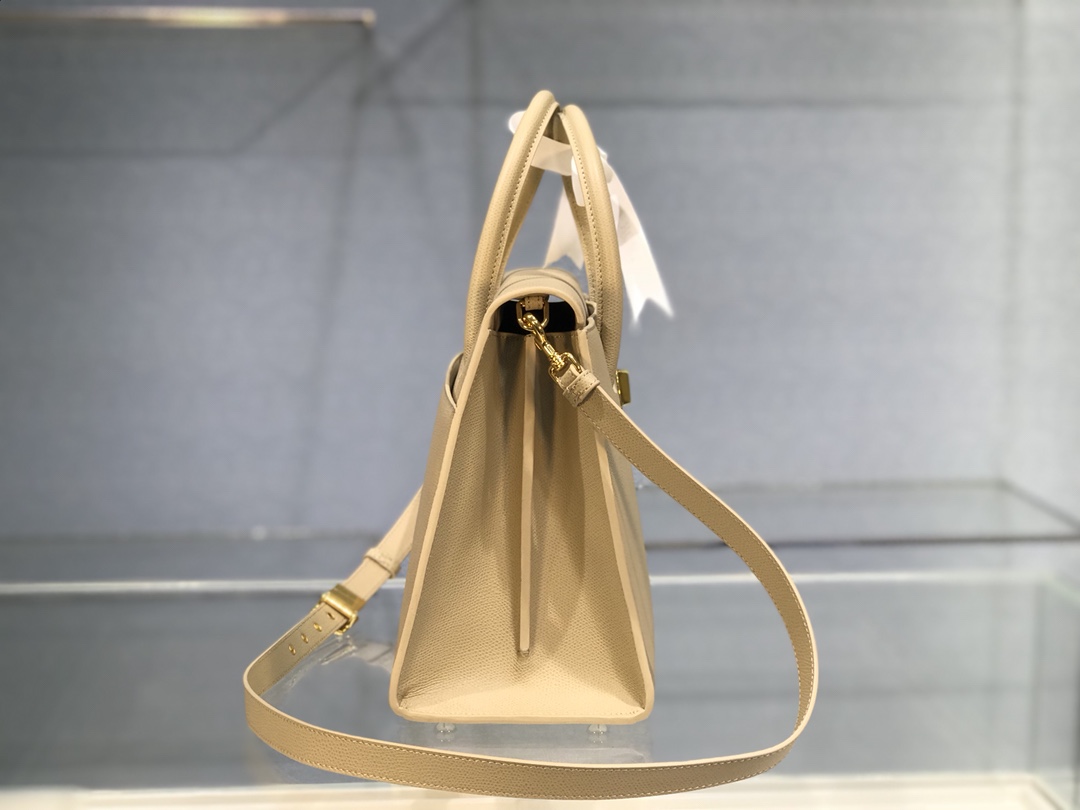 D10r medium st honorÉ tote beige grained calfskin m9321umba 25 cm x 19 cm x 12 cm