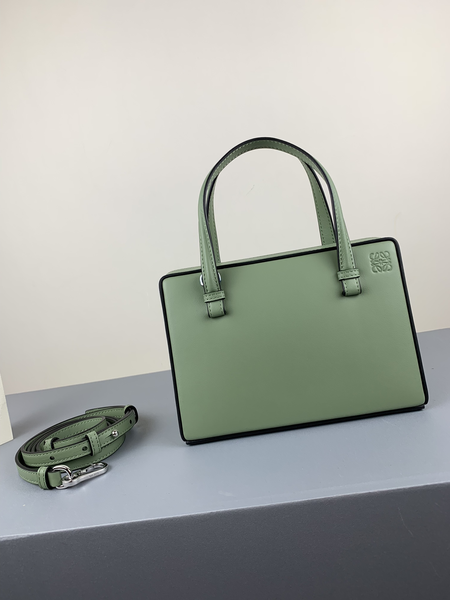 L0ew* postal small bag pale green 309.56.w85 17 x 13.5 x 8.5 cm