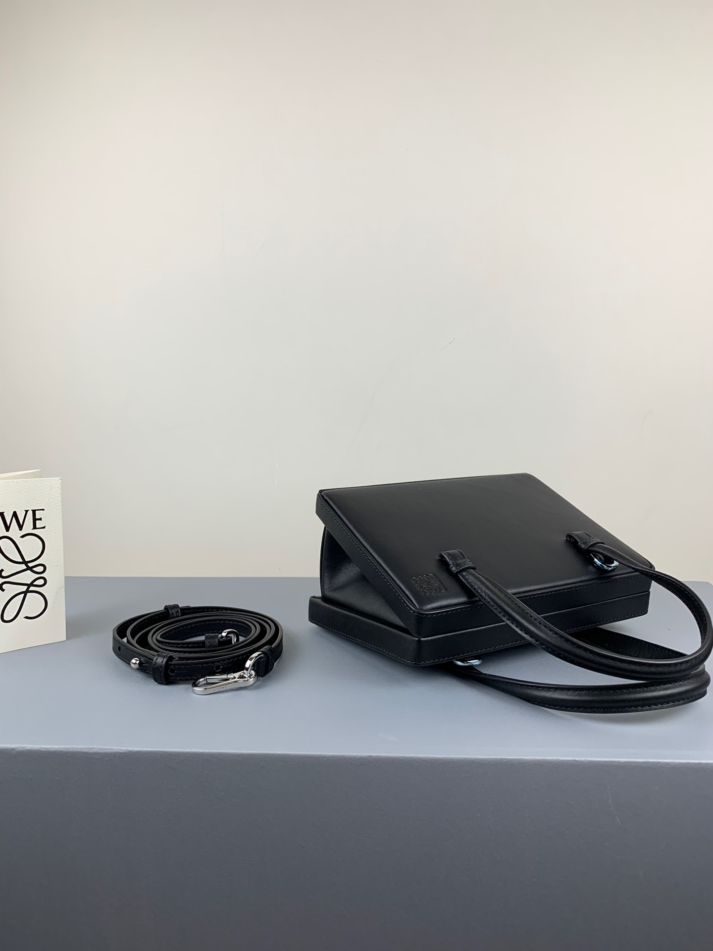 L0ew* postal small bag black 309.56.w85 17 x 13.5 x 8.5 cm