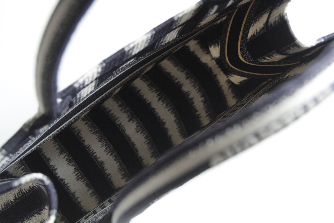 D10r book tote blue d-stripes embroidery m1286 41.5 x 34.5 x 16 cm