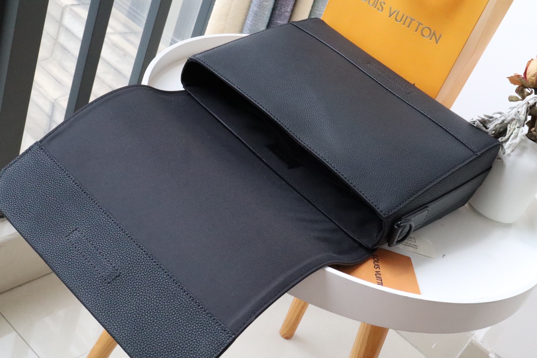 l0vis Vvtt0n messenger aerogram m57080 30.5 x 24 x 10 cm