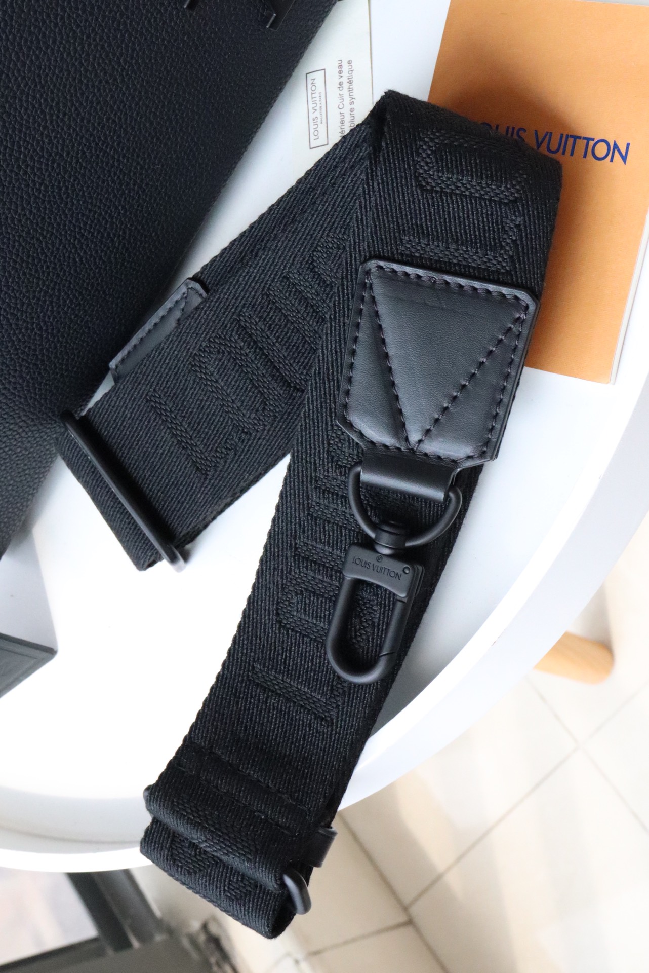 l0vis Vvtt0n messenger aerogram m57080 30.5 x 24 x 10 cm