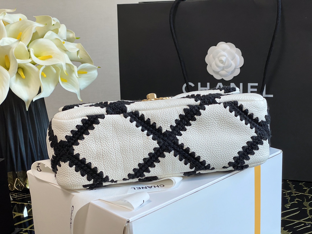 Ch**el 19 handbag calfskin crochet ruthenium-finish metal white & black as1160 16 x 26 x 9 x cm