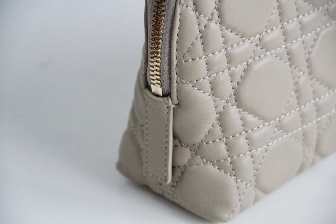 D10r caro beauty pouch beige cannage lambskin 330 23 x 15.5 x 7.5 cm