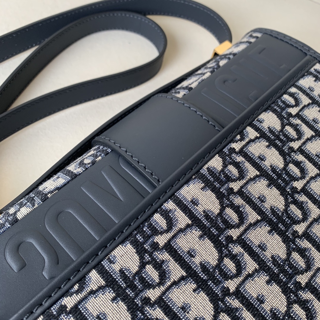 D10r 30 montaigne bag blue D10r oblique jacquard m9203utzq 24 x 17 x 8 cm