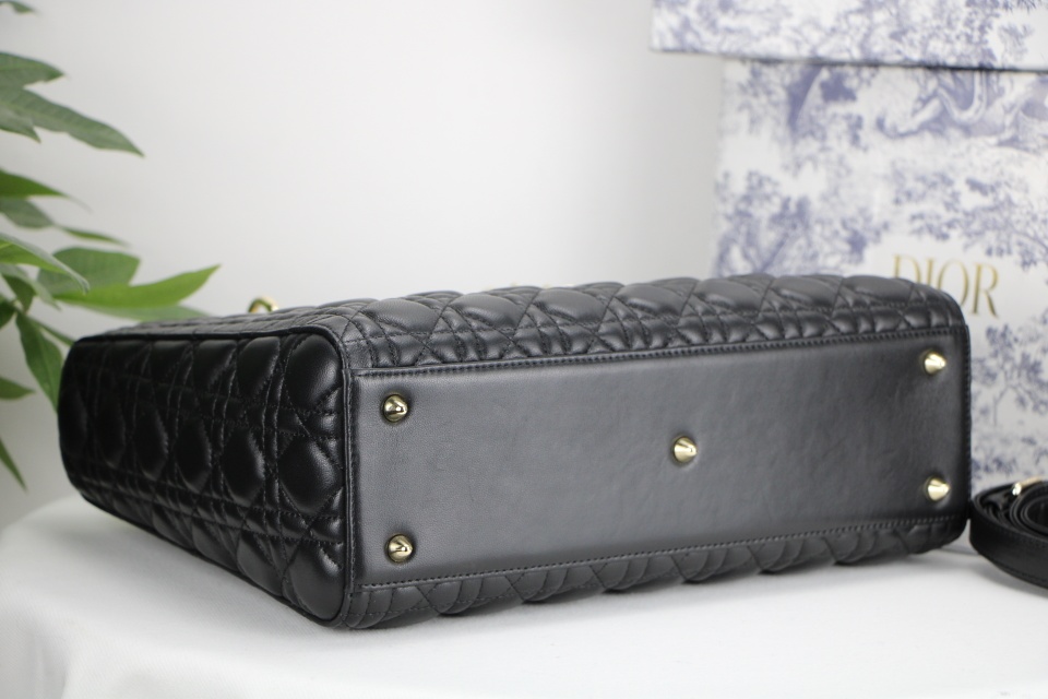 D10r large lady D10r bag cannage lambskin black m0566onge 32 x 25 x 11 cm