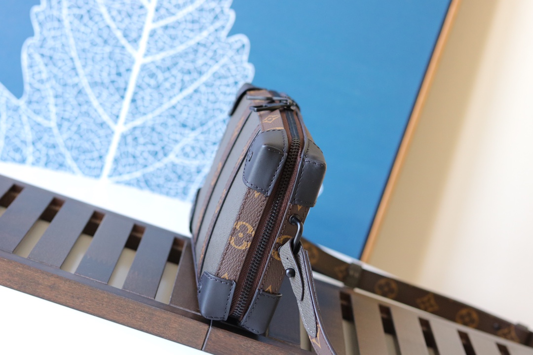 l0vis Vvtt0n soft trunk wallet taiga leather m30697 22.5 x 14 x 5 cm