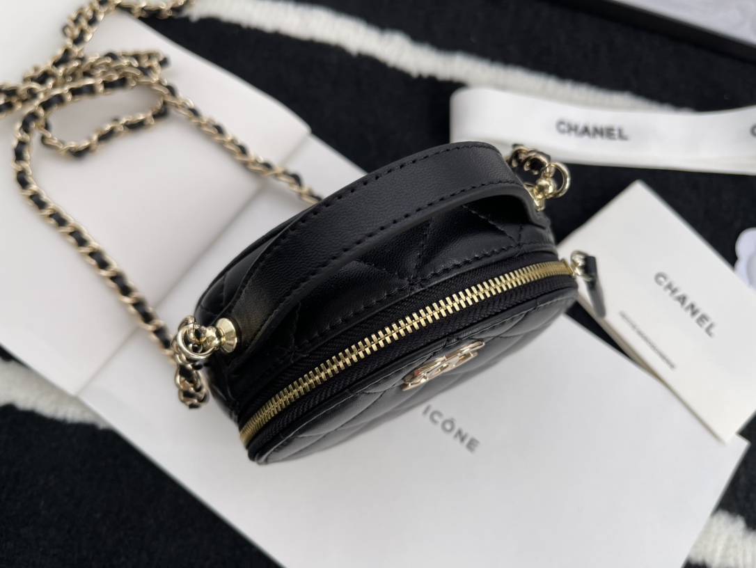 Ch**el biscuit round bag black 12 cm