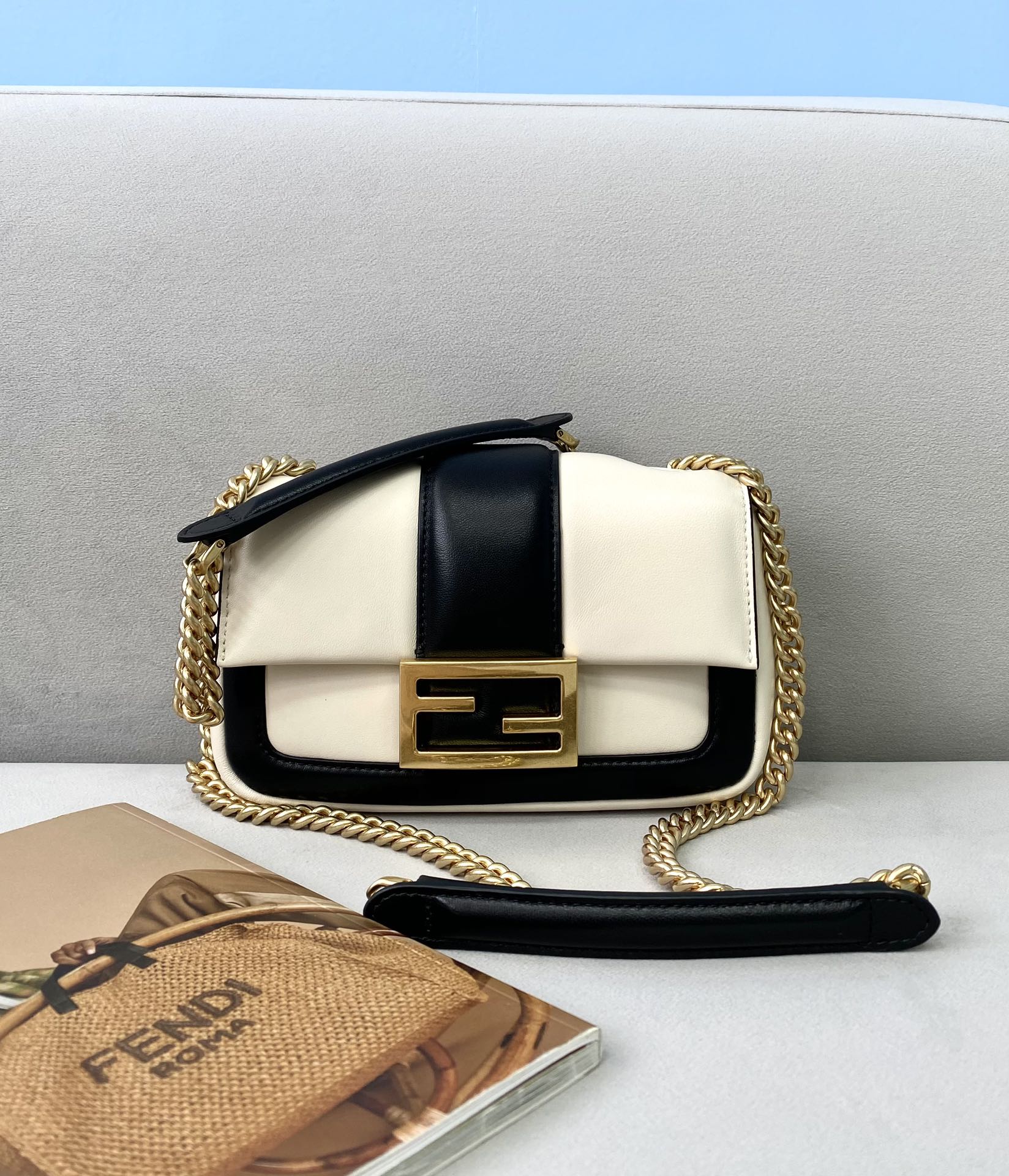 F**di mini baguette chain white and black nappa leather bag 8bs045 19 × 5 × 10 cm