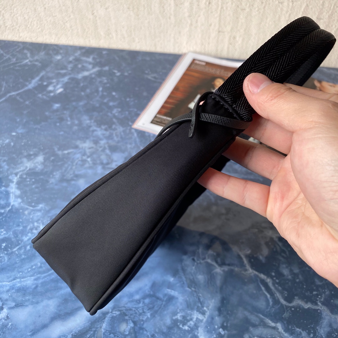 Pra*a re-edition 2000 nylon mini bag black and red 1ne515 23 × 17 × 6 cm