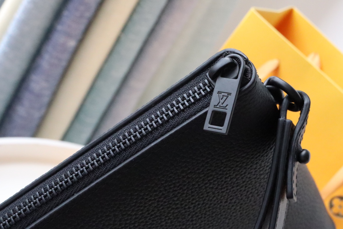 l0vis Vvtt0n ipad pouch aerogram m69837 30 x 22 x 5 cm