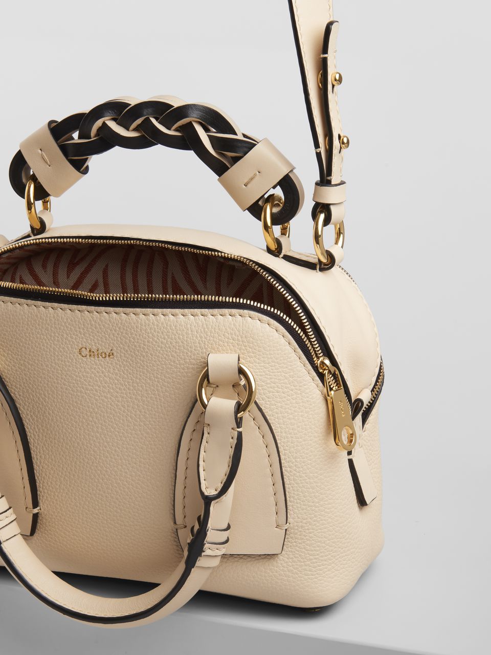 CHLOÉ DARIA Small Bag In Grained & Shiny Calfskin Sweet Beige CHC20US361C6224Q 22 x 9 x 18 cm