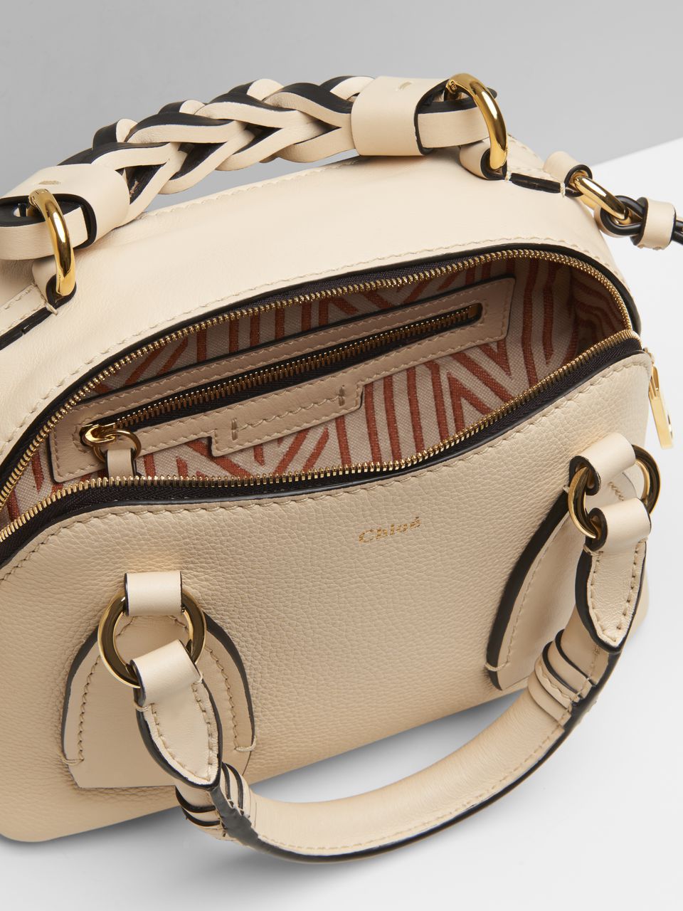 CHLOÉ DARIA Small Bag In Grained & Shiny Calfskin Sweet Beige CHC20US361C6224Q 22 x 9 x 18 cm