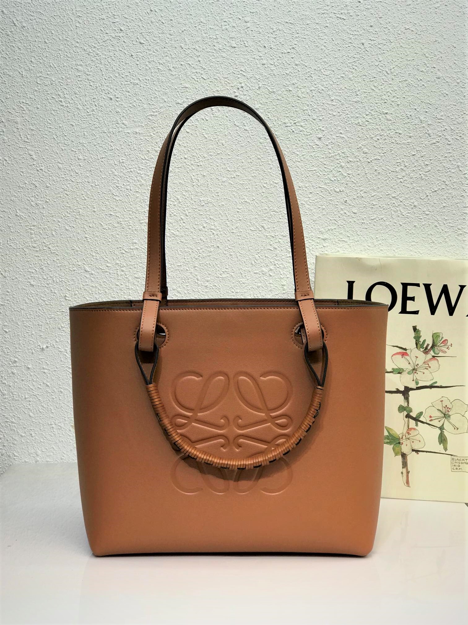 L0ew* anagram tote in classic calfskin tan a657t23x02 30cm