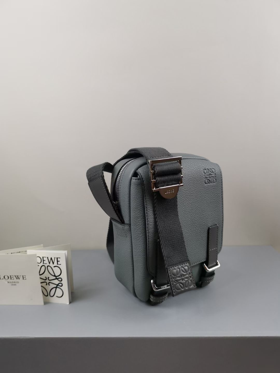 L0ew* xs military crossbody in soft grained calfskin anthracite b553p59x01 22 x 14 x 9 cm