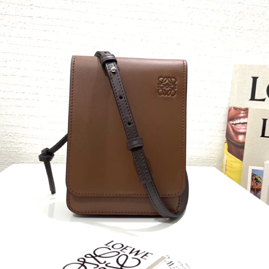 L0ew* flat gusset crossbody bag in smooth calfskin cognac 335.54.z33 13 x 3 x 18 cm