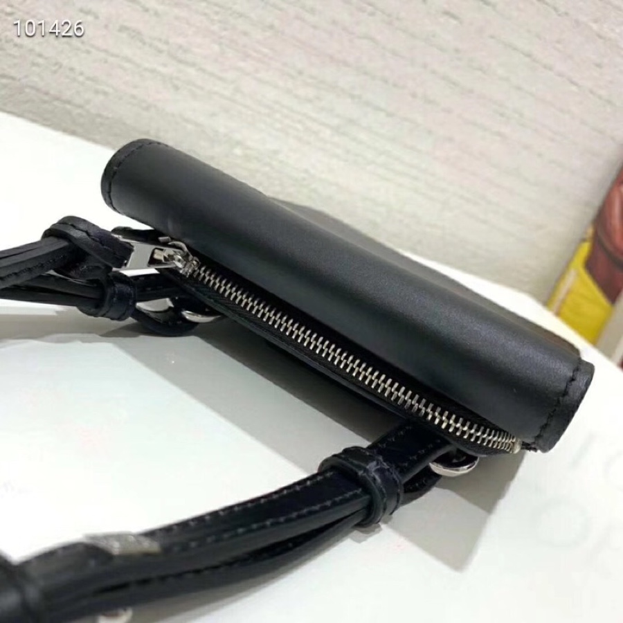 L0ew* flat gusset crossbody bag in smooth calfskin black 335.54.z33 13 x 3 x 18 cm