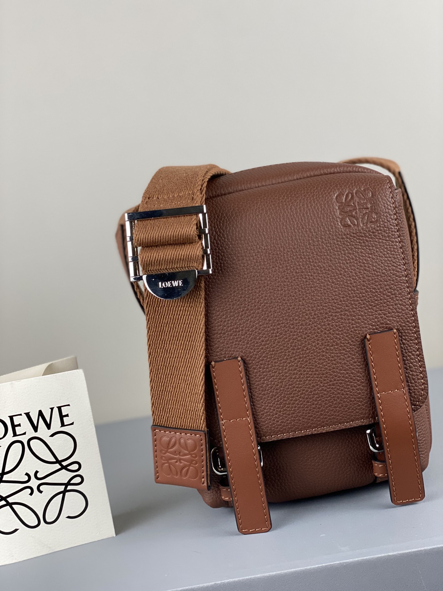 L0ew* xs military crossbody in soft grained calfskin cognac b553p59x01 22 x 14 x 9 cm