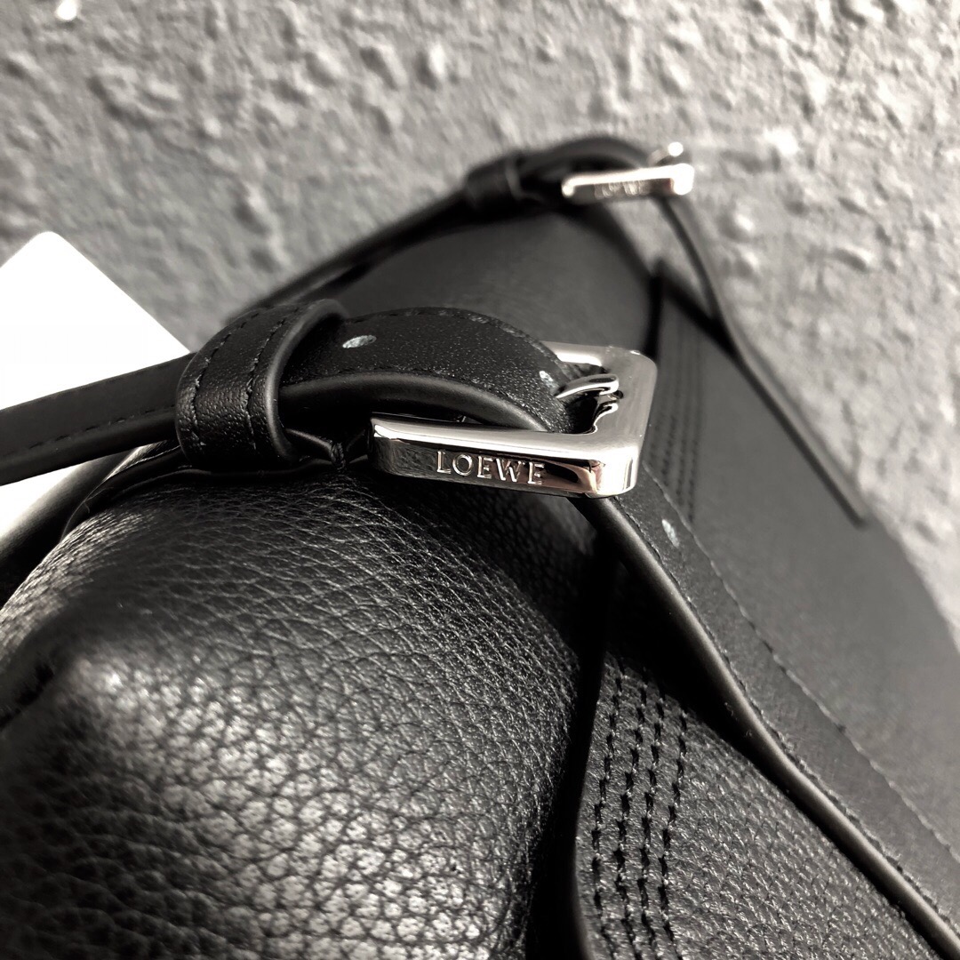 L0ew* xs military messenger bag in soft grained calfskin black 317.12aa72 24.5 × 18 × 10.5 cm