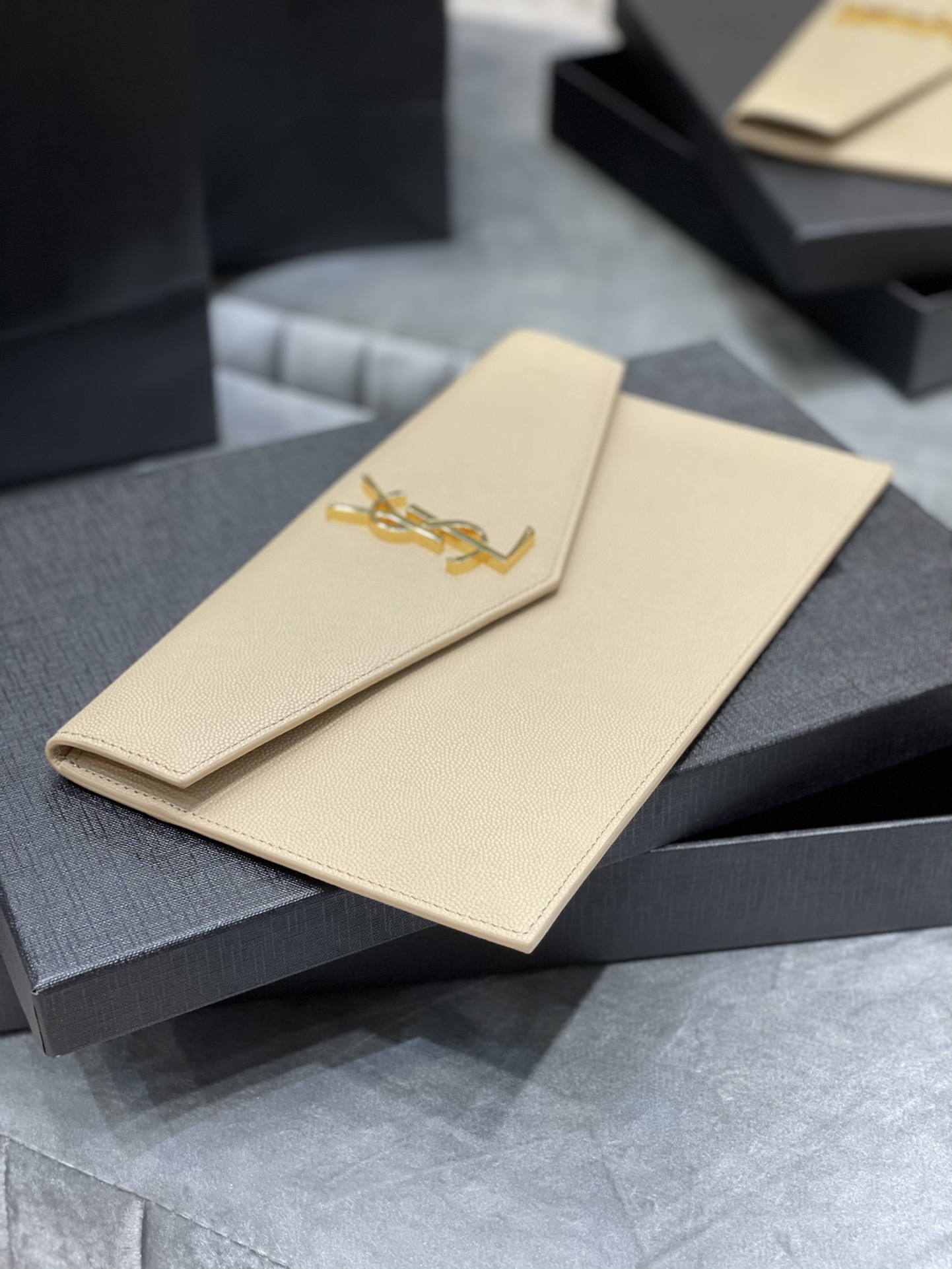 Y51 uptown pouch in grain de poudre embossed leather dark beige 5657391 27 × 16 × 2 cm