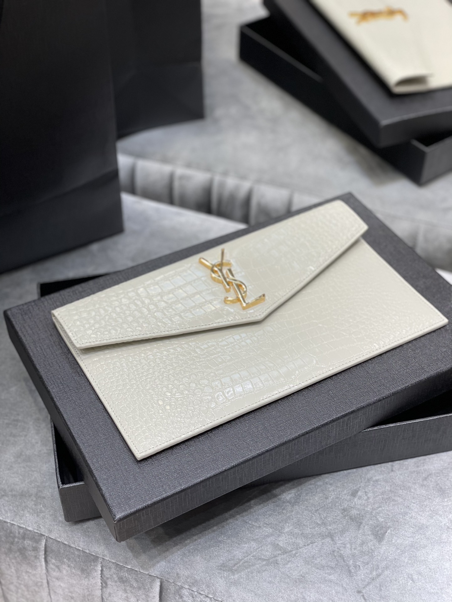 Y51 uptown pouch in crocodile embossed shiny leather blanc vintage 565739 27 × 16 × 2 cm