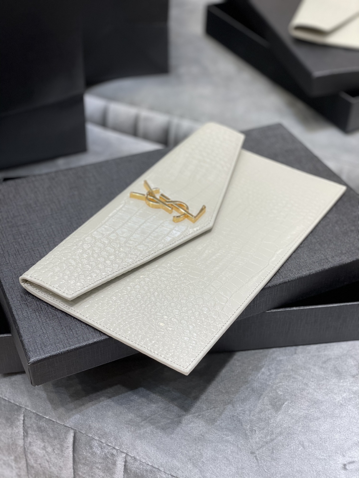 Y51 uptown pouch in crocodile embossed shiny leather blanc vintage 565739 27 × 16 × 2 cm