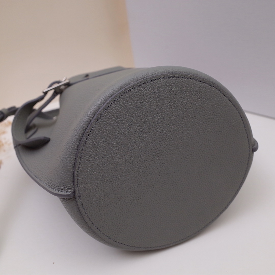 Ce1i*e big bag nano bucket in smooth calfskin grey 187243a4t 21 x 15 x 15 cm