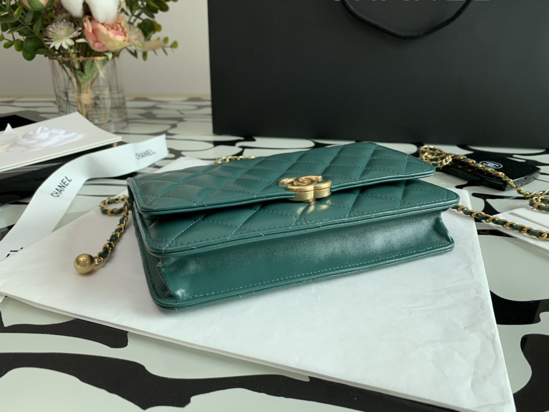 Ch**el wallet on chain calfskin & gold-tone metal forest ap2289 19cm