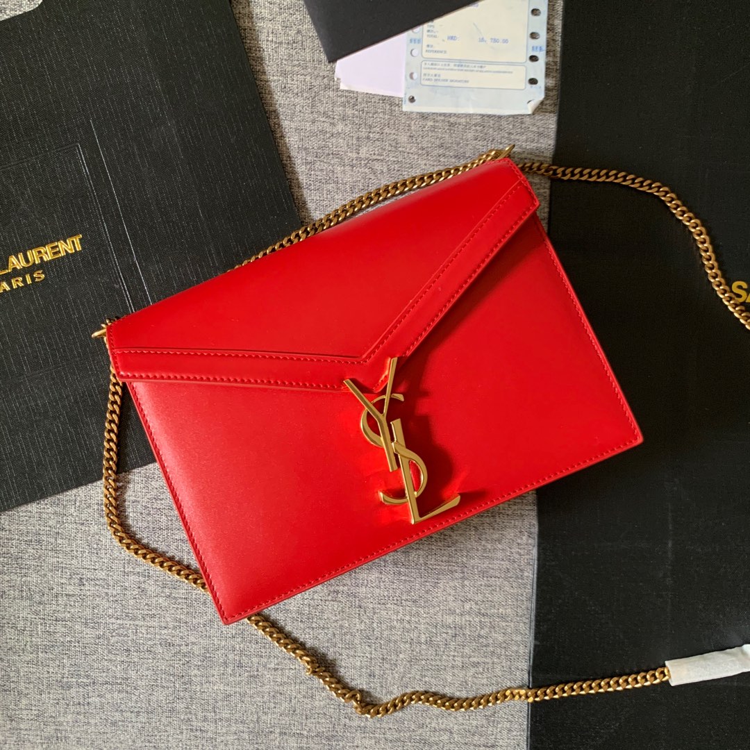 Y51 cassandra monogram clasp bag in grain de poudre embossed leather rouge eros 532750 22 x 16.5 x 5.5 cm