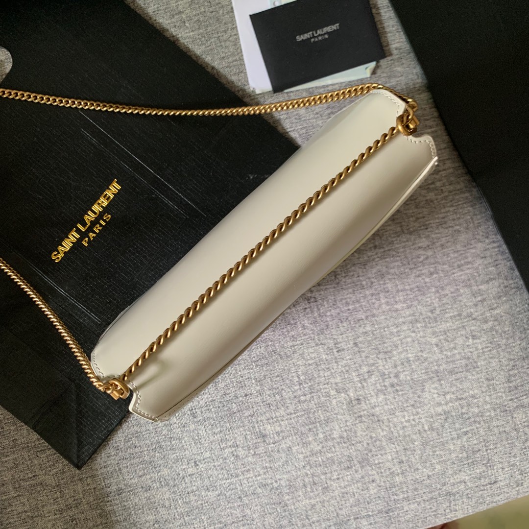 Y51 cassandra monogram clasp bag in grain de poudre embossed leather blanc vintage 532750 22 x 16.5 x 5.5 cm