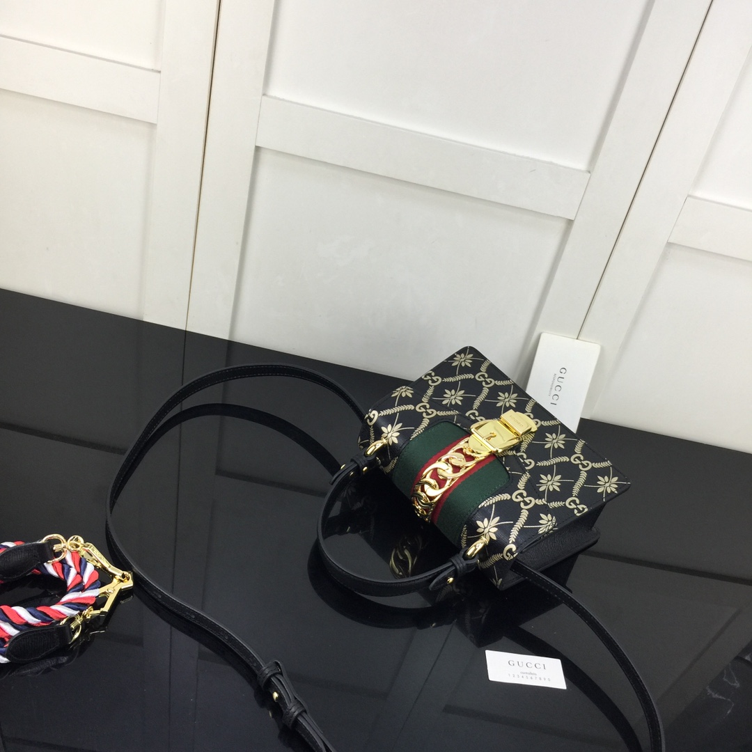 Gvc*1 small sylvie chain bag black leather 470270 20 x 14 x 8 cm