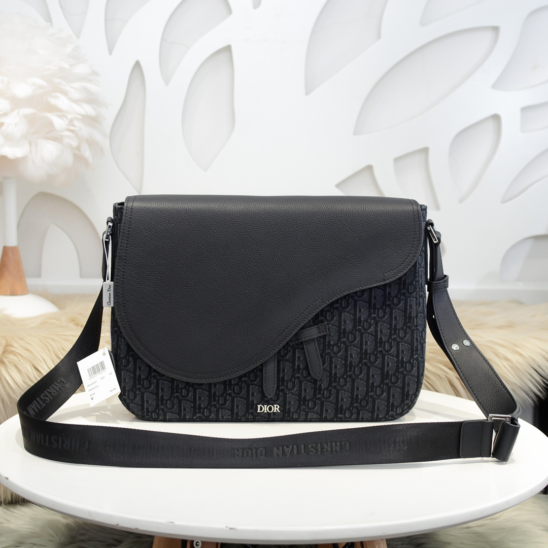 D10r saddle messenger bag black oblique leather 1adme133ymj 35 x 24 x 6 cm