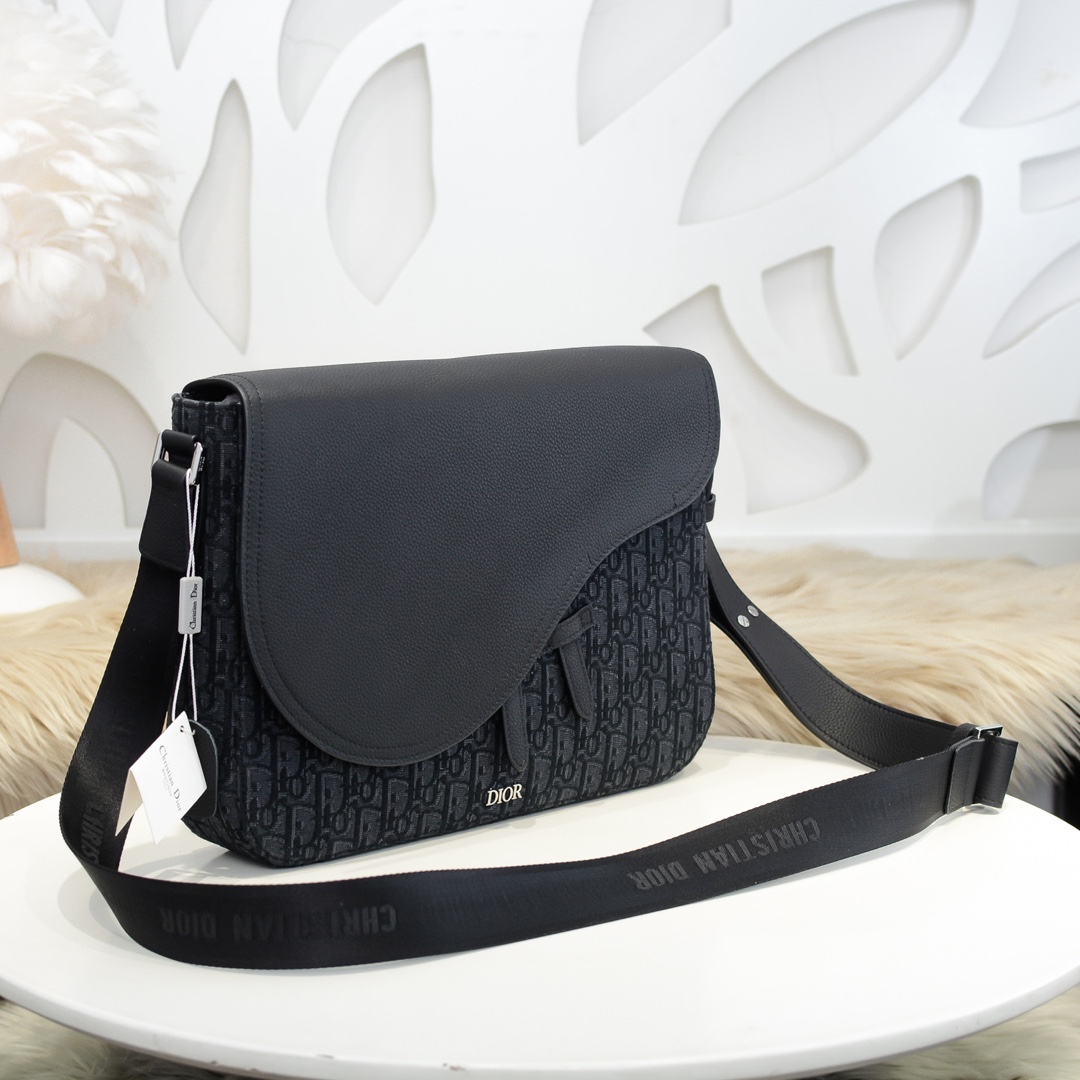 D10r saddle messenger bag black oblique leather 1adme133ymj 35 x 24 x 6 cm