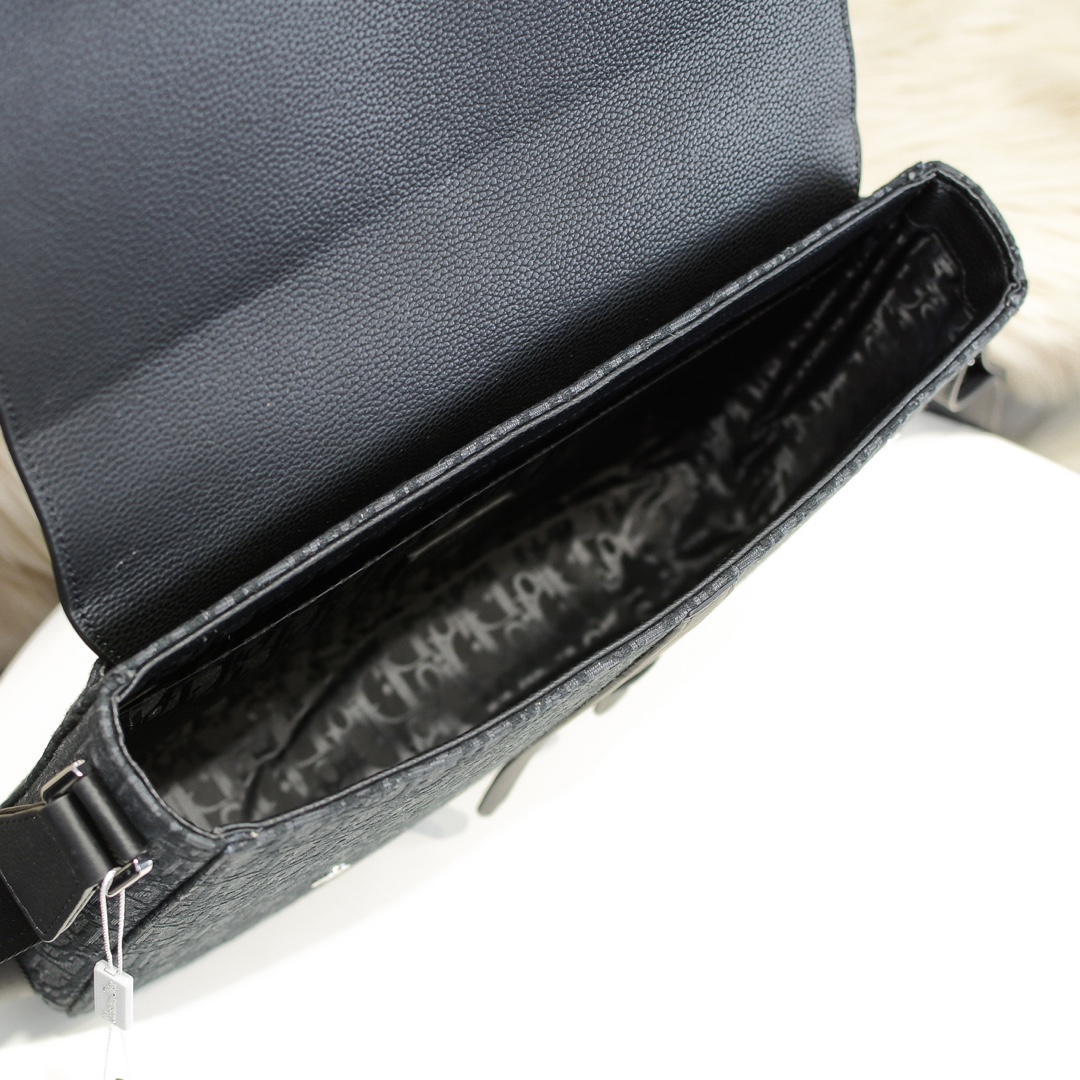 D10r saddle messenger bag black oblique leather 1adme133ymj 35 x 24 x 6 cm