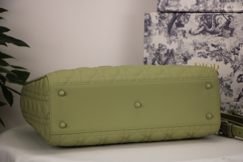 D10r large lady D10r bag willow green ultramatte cannage calfskin m0566 32 x 25 x 11 cm