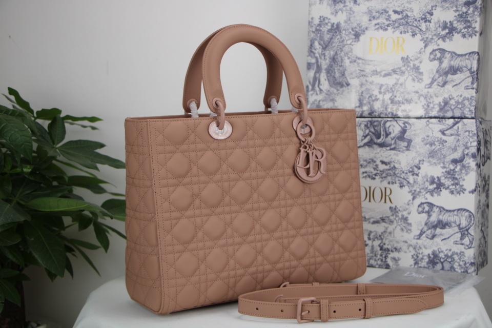 D10r large lady D10r bag blush ultramatte cannage calfskin m0566 32 x 25 x 11 cm