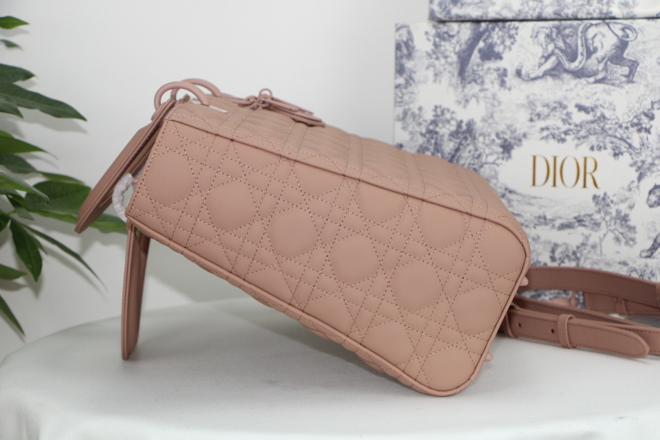 D10r large lady D10r bag blush ultramatte cannage calfskin m0566 32 x 25 x 11 cm