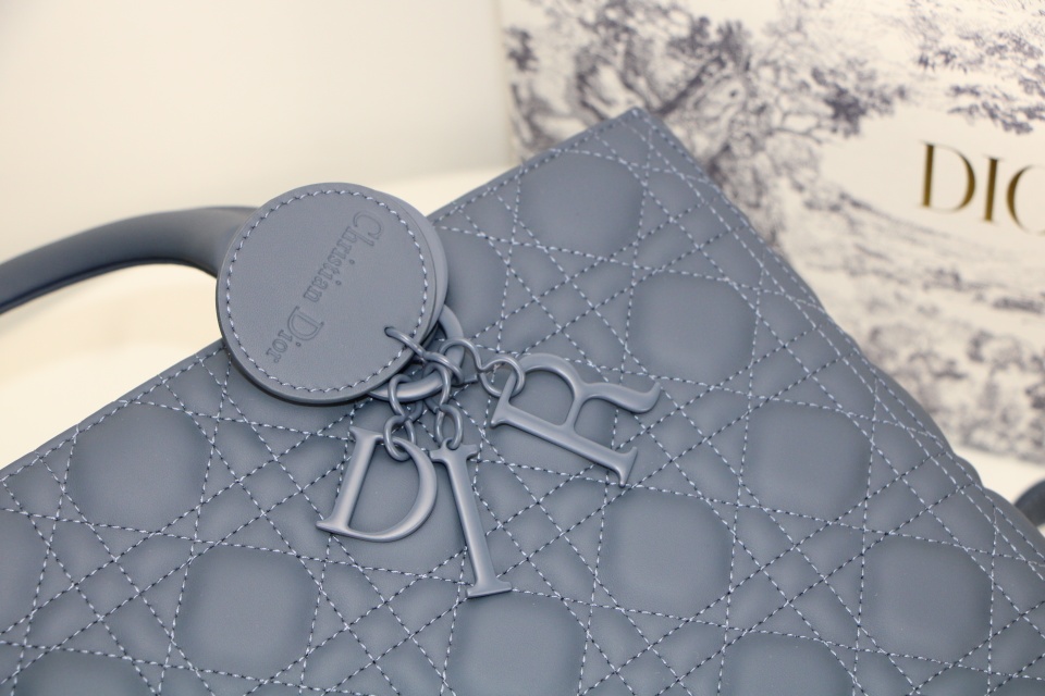 D10r large lady D10r bag cloud blue ultramatte cannage calfskin m0566 32 x 25 x 11 cm