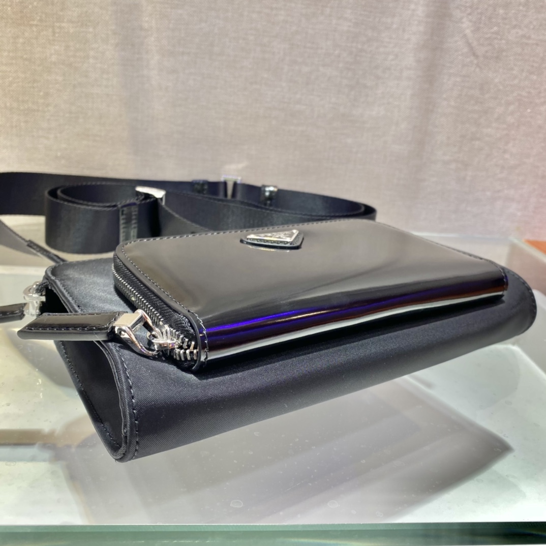 Pra*a re-nylon and leather shoulder bag 2vh130 22 x 14 x 3.5 cm